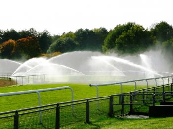 Sportplatz wird durch den Einsatz von Sprinklern bewässert